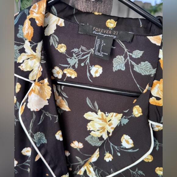 Forever 21 Contemporary Floral Pajama-Style Button Down – Black/Yellow Size L - Picture 4 of 5